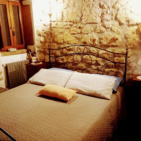 La Chascona Di Farnese Casa Di Tufo Nel Borgoアパートメント エクステリア 写真