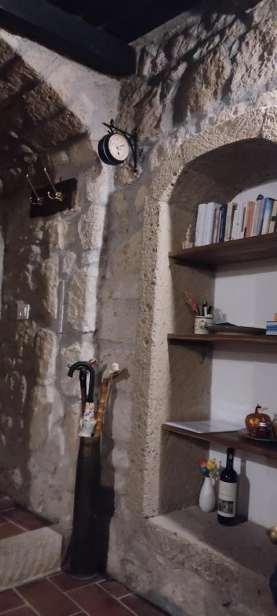 La Chascona Di Farnese Casa Di Tufo Nel Borgoアパートメント エクステリア 写真